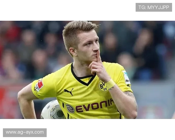 多特罗伊斯任意球兜射精确打穿人墙，技术与艺术的完美融合